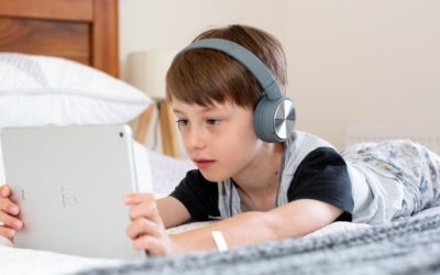 Los riesgos para los ojos de los niños por el uso de pantallas de móviles y tablets: «Uno de cada tres tiene problemas de visión».